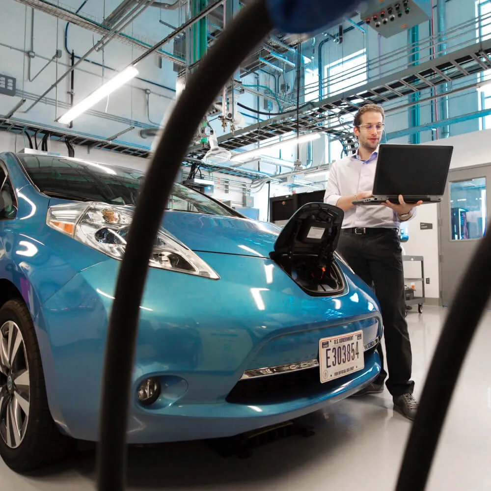 Employee of Heliox in the lab testing a product